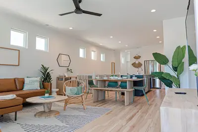Image de Bright, Modern, Family Friendly Getaway – 5 Min Walk to the Beach!