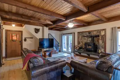 Image de Cozy 4 bedroom Cabin with Hot Tub & Ev charger in Blue Lake Springs