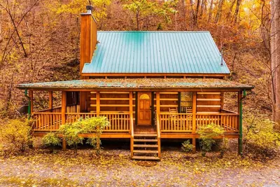 Image de New listing special! Couple retreat, secluded, hot tub, foosball, game room