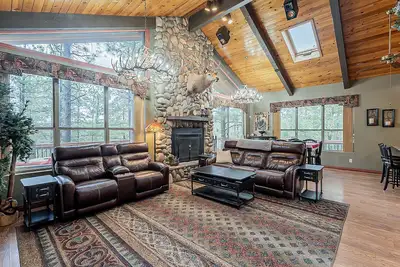 Image de Custom 6 Bedroom 4 full bathrooms Cabin with Amazing hillside Views, fenced lot.
