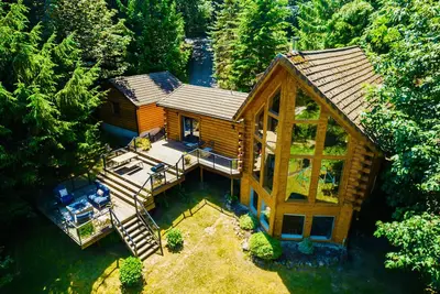 Image de ❤Waterfront Acre | 180° Views | Custom Log Home | By Vacationloghome