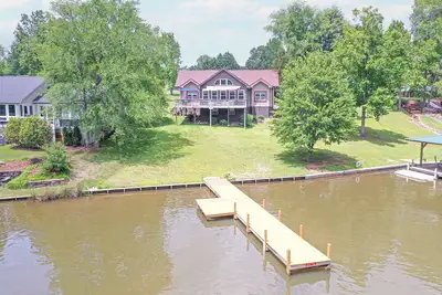 Image de Luxurious Lake Front Home with Kayaks, SUPs, Dock