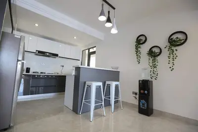 Image de Tastefully furnished  3 bedroom apartment.