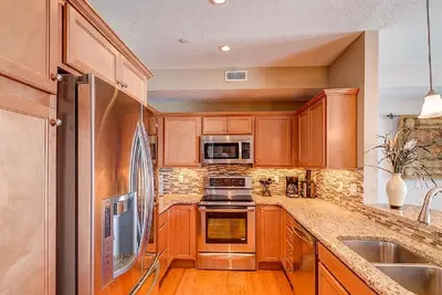 Image de Upgraded 2br/2ba Lakefront Condo 305 Private Beach/ Balcony\nRent 3/4th free-ask!
