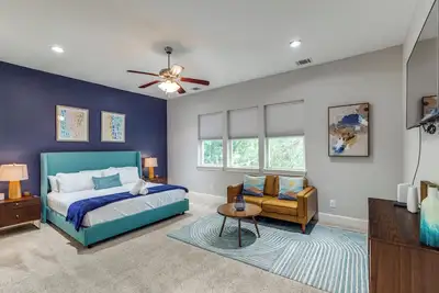 Image de Stylish 5bed-4bath - Gated, King Beds, 3500 sq ft - 5 Min to Downtown