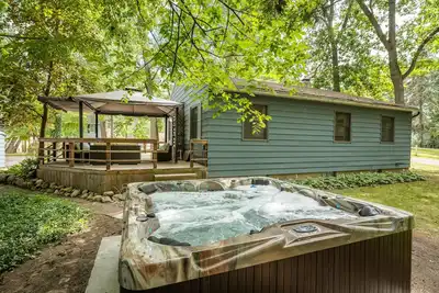 Image de Gun Lake 4 Bd\/2ba Home w\/ Hot Tub Near Casino\/Winery