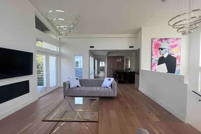 Image de Gorgeous New \"Cosmopolitan Arts House\" in Prime Silverlake with Pool and Views!