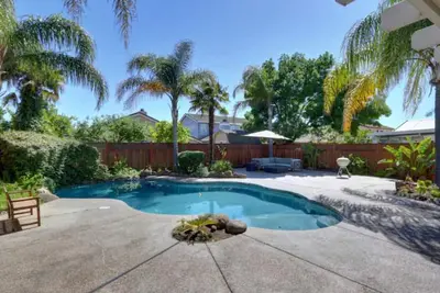 Image de Luxurious spa-like oasis with pool, 4bdr/ 3br