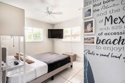 Image de ♥Colorful & Comfy ~ 5★ Location ~ Backyard ~ ☀Pool