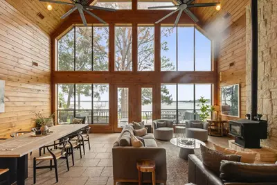 Image de Beautiful Waterfront Listing- With great out door amenities'!