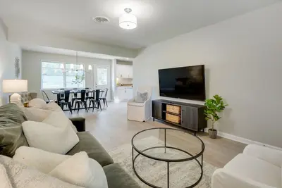 Image de Cozy Updated Home, A+ Location, 2 King Suites!
