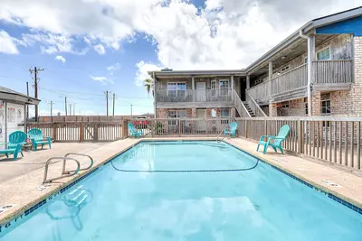 Image de Coastal Bend condo with pool, boat slips, & fishing dock - walk to beach