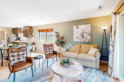 Image de Condo with balcony, central Ac, washer/dryer, outdoor pool & free parking