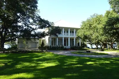 Image de Magnificent Waterfront Property! \nCruisin' the Coast with room for your cars!