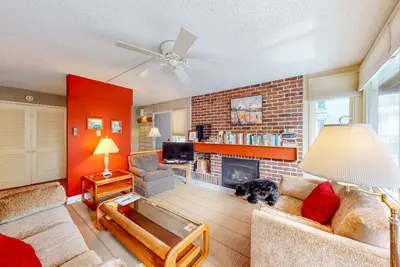 Image de Condo with fireplace, WiFi, W/D, indoor & outdoor pools, & gym