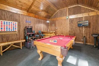 Image de Snow Summit Chalet - Walk to Slopes, Game Room, Pool Table, Fireplace, Barbecue
