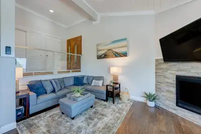 Image de Stylish home near the lake and slopes with WiFi, furnished deck & fireplace