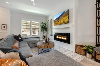 Image de Centrally Located Luxury Townhome, Easy Access to Year-Round Recreation!