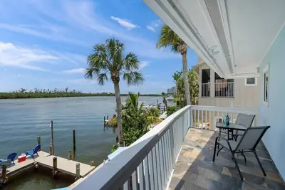 Image de Pelican at Coastal Breeze | Stunning Water Views | Quiet Bayfront Balcony | Dock Access | Beach Gear