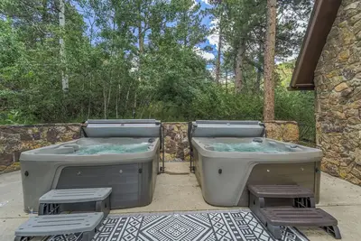 Image de Upper Stone Lodge | Hot Tub & Game Room| Upper Unit