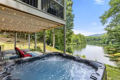 Image de Peaceful Lakefront Cottage with Mountain Views!
