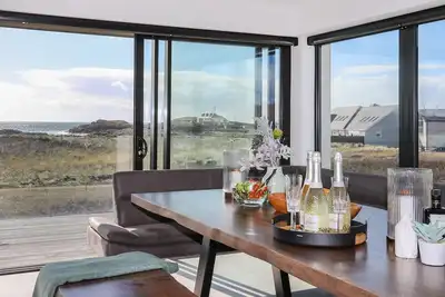 Image de Sandown House - an on the beach that sleeps 14 guests in 6 bedrooms