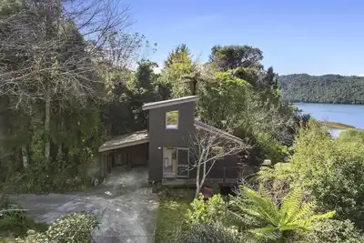 Image de Kundaniwas | Lake Okareka Tiny House + Lake Views