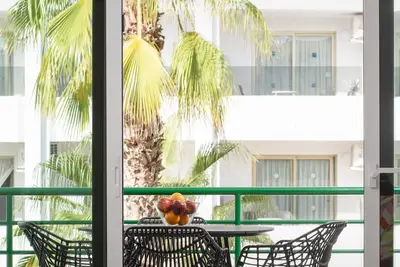 Image de Central Beach Retreat - Walk to Sand, Shops & Dining