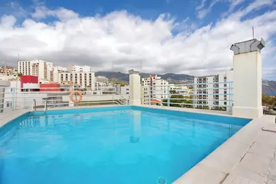 Image de Appartement \"Madeira Sun\" avec vue sur la mer, piscine partagée et Wi-Fi.
