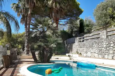 Image de Mas de charme de 310 m² avec piscine et jardin, idéal familles, chien bienvenu