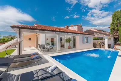 Image de Villa not far from PoreÄŤ with private pool