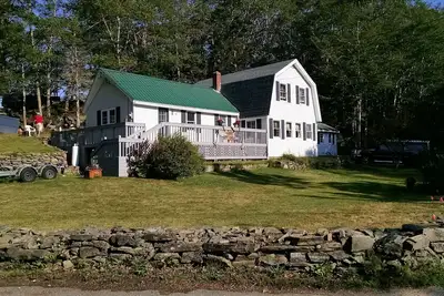 Image de Classic Maine House, wrap around deck, water activity a walk away.