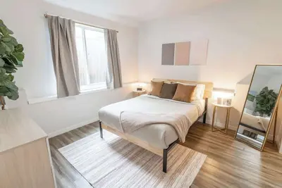Image de Walkable Apt Next to Restaurants, Bars, and Shops!