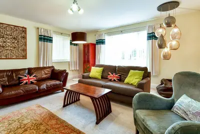 Image de Pass the Keys | Spacious 4 Bedroom home with Parking Garden