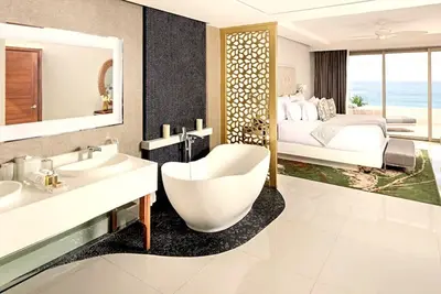 Image de 2 Bedroom Beachfront Condo on 5 Diamond Resort