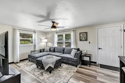 Image de Modern Stadium Home- Walking Distance to Lambeau
