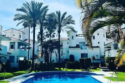 Image de Stunning 2 Bed Ground floor Apartment - pool across path