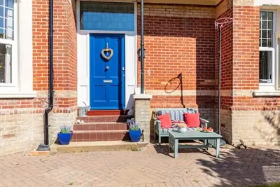 Image de Luxury garden flat, 2-min walk to beach + parking