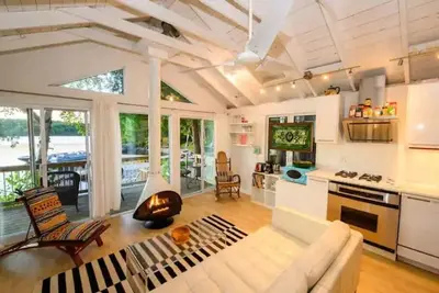 Image de Pet-Friendly Lakefront Retreat w\/ Hot Tub, Kayaks, Fire Pit, Pickleball & Games