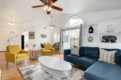 Image de Vibrant home with gazebo