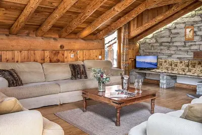 Image de Chalet, wifi, vue dégagée, balcon, cheminée ou poêle à bois, parking, télévision, casier à ski