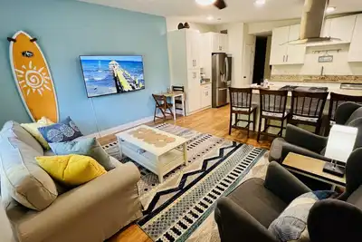 Image de Luxury 2/2 private oasis w/Hot Tub Walk to Beach