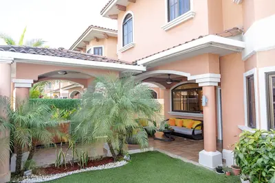 Image de Quiet Neighborhood - 5 Minutes from Airport/Shopping/Dining