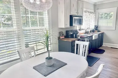 Image de 1918 Downtown Cary w/ 4br+3ba ~ walk 2 new park shops breweries & restaurants!