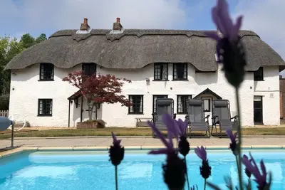 Image de Prestige-Cottage-Salle de bain privée séparée-Vue sur Piscine-April Cottage