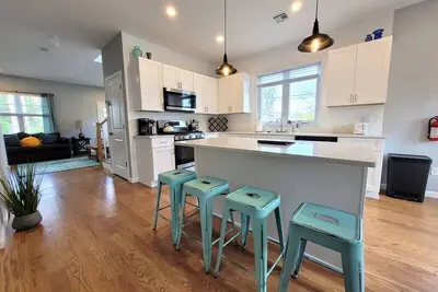 Image de This townhouse is a 4 bedroom(s), 2. 5 bathrooms, located in Neptune City, Nj.