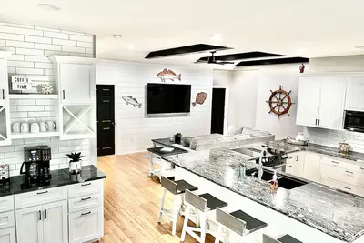 Image de Newly Renovated Water House on Caney Creek