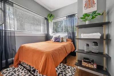 Image de Jungle Themed Apt Close to Coffee Food and Shops!