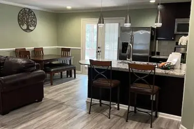 Image de 2-Story Townhouse with King Size Bed off Capital Blvd