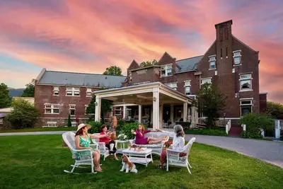 #1 on TripAdvisor. Magnificent Country Inn available as Private Home for 32. Up to 100 can stay on the 30-acre Wilburton resort. Family Reunions, Corporate Retreats. Weddings. Indoor & outdoor pool